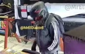 Graban a joven empleada que impide asalto con un marro en CDMX (VIDEO)