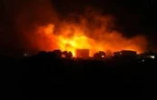Más de 100 bomberos luchan contra un gran incendio forestal en la isla de Quíos, al este de Grecia