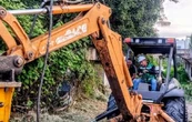 Alcalde de Emiliano Zapata se sube a excavadora para “trabajar” y derriba un poste frente a vecinos