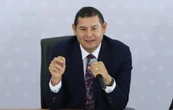 Alejandro Armenta le truena los dedos a la secretaria de Turismo y luego se disculpa (Video)