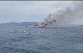 Un ferry de pasajeros indonesio se incendia en el mar y deja al menos 5 muertos (Videos)