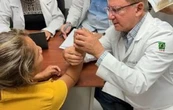 Benefician a 60 personas con cirugías de mano con daños severos