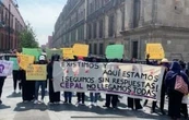 Mujeres protestan afuera de Palacio Nacional durante Conferencia Regional sobre la Mujer
