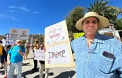 Estadunidenses en Baja California protestan contra “dictadura fascista” de Donald Trump (Video)