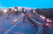 Volcadura de camión de pasajeros en Apodaca, Nuevo León, deja ocho muertos