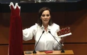 Lilly Téllez regala corona, capa y cetro al “reyezuelo” Fernández Noroña (Video)