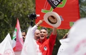 Alejandro “Alito” Moreno marcha con simpatizantes tras gresca con Fernández Noroña