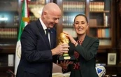 Sheinbaum posa con la Copa del Mundo y muestra su boleto para el partido inaugural en el Azteca
