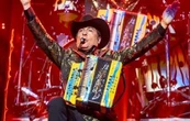 Vocalista de Los Tigres del Norte sufre caída en pleno concierto (Video)