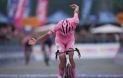 Isaac del Toro gana su primera etapa en el Giro de Italia y mantiene el liderato