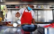 Encuentran bacterias fecales en salsas de puestos cercanos al Metro de la CDMX