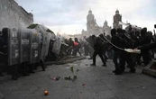Marcha del 2 de octubre concluye con enfrentamientos en el Zócalo; policías y reporteros heridos