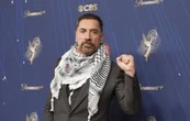 Javier Bardem acude a los Emmy con un pañuelo palestino al cuello y denuncia el “genocidio en Gaza”