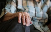Investigan crímenes violentos contra adultos mayores en la Ciudad de México