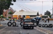 Pueblos cholultecas bloquean carretera y demandan a gobierno que frene urbanización de sus tierras