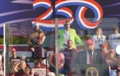 Trump se celebra a sí mismo en la conmemoración de la independencia de EU