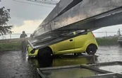 Graban la caída de un espectacular sobre vehículos en la carretera México-Cuautla (Video)