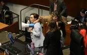 Ratifican a cónsules entre impugnaciones; cortan el cable del megáfono a Lilly Téllez (Video)