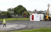 Inicia excavación de fosa común en Iglesia en Irlanda donde fueron enterrados 796 bebés
