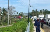Habitantes bloquean carretera Acapulco-Pinotepa; exigen reconstruir comunidades por huracán Erick