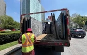 Trabajadores de la CDMX retiran tapiales de la Glorieta de las Mujeres que Luchan