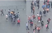 Comerciantes ambulantes arman campal en Zócalo de la CDMX por espacios para vender (Videos)