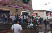 Puerta de metal le cae a un niño de 6 años en sucursal de Banco Azteca en Tepoztlán