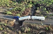 Pipa de gas queda colgada tras colapso de carretera en Mulegé, Baja California Sur