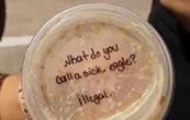 Clienta de Starbucks denuncia que recibió mensaje xenófobo escrito en tapa de su bebida