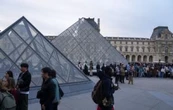 Reabre el Museo Louvre tres días después del robo de joyas de la corona francesa