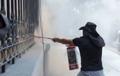 Encapuchados protestan con violencia en Gobernación; policía los repele y CNTE se deslinda (Video)