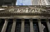 Wall Street cae por preocupaciones de empresas y consumidores sobre aranceles y Washington