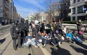 Manifestantes bloquean una marcha neonazi en Berlín