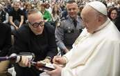 Botellas de bourbon de Kentucky firmadas por el Papa recaudan miles de dólares para obras benéficas