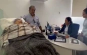 Mujer de 96 años es obligada a acudir en camilla a una sucursal de BBVA (Video)