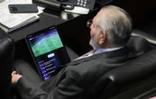 Adán Augusto López ve el futbol mientras comparece el secretario de Hacienda (Video)