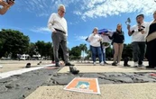 Madres buscadoras colocan zapatos en la explanada del Palacio de Gobierno en Culiacán