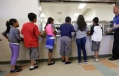 Niños traumatizados y sin agua limpia en centros de detención de Texas, dicen defensores