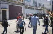 Se enfrentan maestros de CETEG y Guardia Nacional; amagan con irrumpir en bodega del INE (Video)