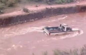 Mueren dos mujeres tras intentar cruzar en camioneta por la corriente de un río en Durango