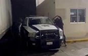 Sujetos armados golpean, balean y esposan a policía de Hidalgo a su patrulla; después dejan manta