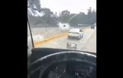 Trailero recibe un balazo, pero logra huir de asaltantes en la autopista México-Puebla (Video)
