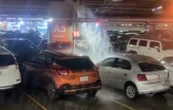 Tubería rota en estacionamiento de plaza Miyana "empapa" vehículos (Video)