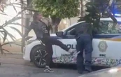 Captan a una mujer insultando y pateando a un policía en la Benito Juárez (Video)