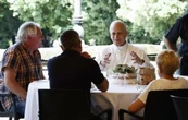El papa León XIV celebra misa para personas sin hogar y las invita a almorzar en su villa de verano