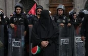 Policías enfrentan a encapuchados durante marcha en CDMX a favor de Palestina