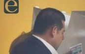 Captan al gobernador Alejandro Armenta con acordeón al emitir su voto (Video)