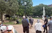 Hombre con lanzallamas hiere a seis personas en centro comercial (Video)
