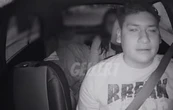 Graban a joven dejando a su amiga inconsciente en un taxi de aplicación: "¿Para qué se queda dormida?" (VIDEO)