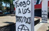 "Anti-homenaje póstumo" a Fidel Herrera deja pintas y destrozos en INE y Comité Estatal del PRI